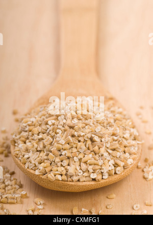 Frische Stahl schneiden Hafer auf einem Holzlöffel Stockfoto