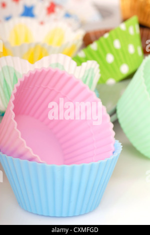 Vielzahl von Cupcake Liner in verschiedenen Farben Stockfoto