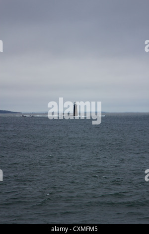 Kleinen Leuchtturm in der Ferne mitten in den weiten Atlantischen Ozean vor der Küste von Portland, Maine. Stockfoto