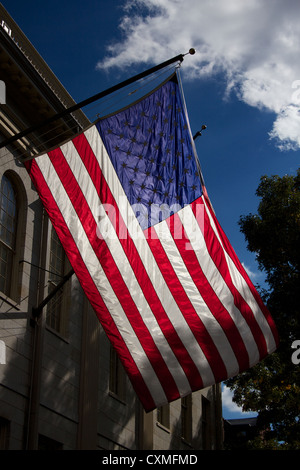 USA Flagge winken über John Harvard Statue in Harvard Yard, das alte Herz des Campus der Harvard University in Cambridge. Stockfoto