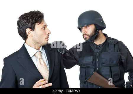 eine beschädigte Geschäftsmann, von einem Swat Agent verhaftet Stockfoto