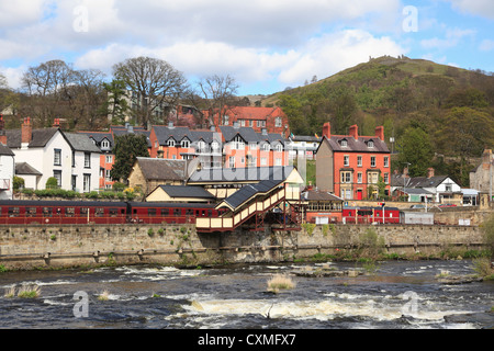 Fluß Dee, Bahnhof, Llangollen, Dee Valley, Denbighshire, Nord-Wales, Wales, Vereinigtes Königreich Stockfoto