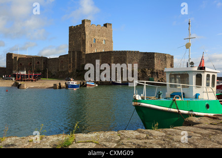 Blick über das Wasser bis 12. Jahrhundert normannische Burg 1177 auf Belfast Lough in Carrickfergus, County Antrim, Nordirland, Vereinigtes Königreich Stockfoto