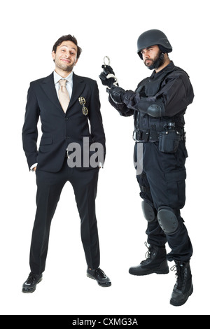 eine beschädigte Geschäftsmann, von einem Swat Agent verhaftet Stockfoto