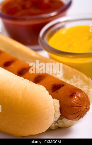 Fickloch gegrillte Hot Dog mit Senf und Ketchup im Hintergrund, Koch, oder Bar-b-Q im Sommer. Stockfoto