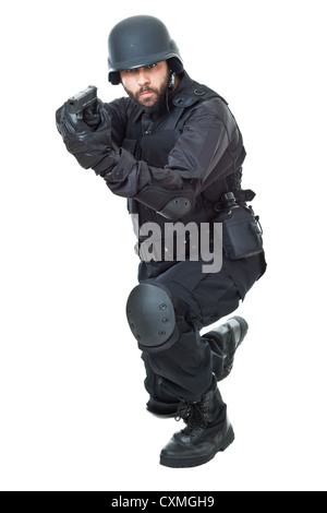 ein Swat Agent eine kugelsichere Weste zu tragen und mit dem Ziel mit einer Pistole Stockfoto