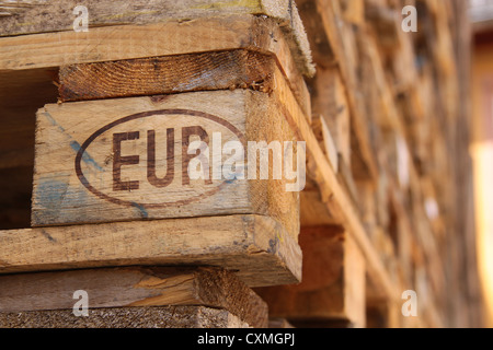 Nahaufnahme von einem Euro-Paletten in einem Stapel Stockfoto