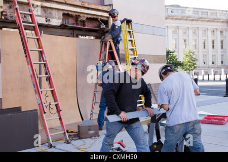 Bauarbeiter, die Reparatur der Fassade des Gebäudes - Washington, DC USA Stockfoto