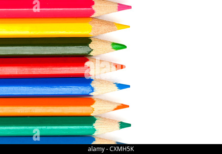 Farbstifte auf weißem Hintergrund hautnah Stockfoto