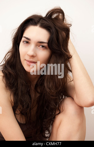 Junge Frau mit langen braunen Haaren Porträt Stockfoto