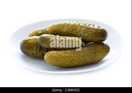 Gewürzgurken oder Gerkins in einer Schale auf einem weißen Hintergrund isoliert Stockfoto