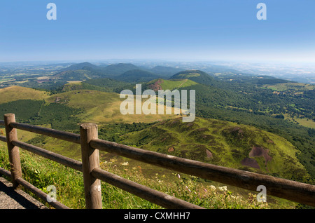 Blick vom Puy de Dome auf die Vulkanlandschaft der Chaine des Puys, Auvergne, Frankreich, Europa Stockfoto