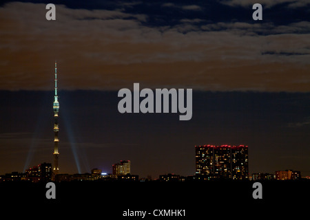 Nacht mit Ostankino Tower in Moskau skyline Stockfoto