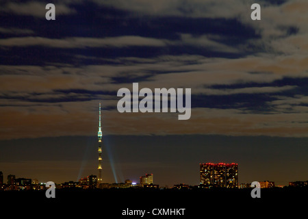 Blick auf Ostankino Tower in Moskau bei Nacht Stockfoto