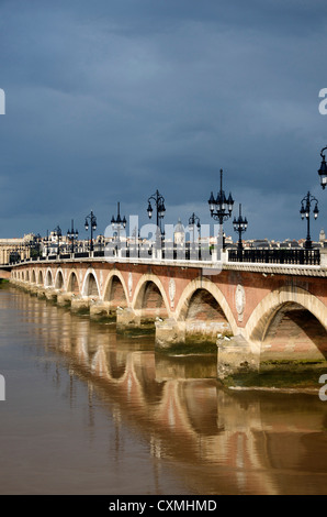 Der Pont de Pierre-Brücke über den Fluss Garonne, Bordeaux, Frankreich, Europa Stockfoto