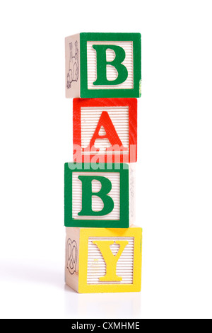 Ein Stapel von Kinder Alphabet Blöcken Rechtschreibung das Wort "BABY" auf weißem Hintergrund Stockfoto