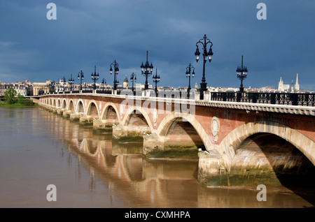 Der Pont de Pierre-Brücke über den Fluss Garonne, im Zentrum der Stadt Bordeaux, Frankreich Stockfoto