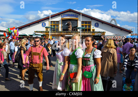 Panoramablick auf Straßenszene mit schönen Mädchen auf Welt größte Bierfest "Oktoberfest München", Deutschland, Bayern Stockfoto