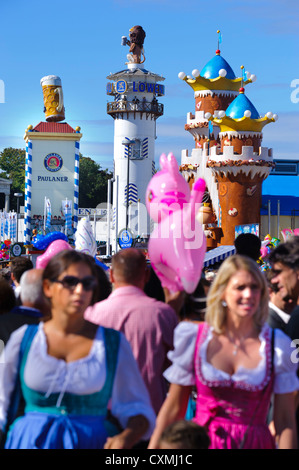 Panoramablick auf Straßenszene am weltweit größten Bierfest "Oktoberfest München", Deutschland, Bayern Stockfoto