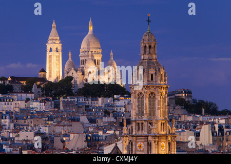 Turm der Trinite d' Estienne d' Orves Kirche Sacre Coeur in der Dämmerung, Paris Frankreich Stockfoto