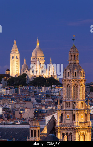 Turm der Trinite d' Estienne d' Orves Kirche Sacre Coeur in der Dämmerung, Paris Frankreich Stockfoto