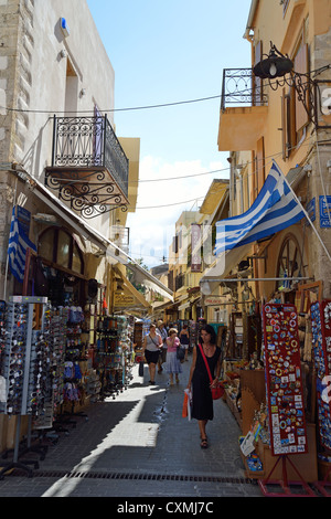 Einkaufsstraße in Old Town, Chania, Chania Region, Kreta, Kreta Region, Griechenland Stockfoto