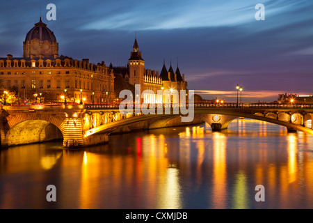 Über Seine unterhalb der Conciergerie, Paris Frankreich Twilight Stockfoto