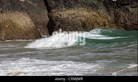 Ein Körper Boarder in der Brandung Kynance Cove auf der Lizard Halbinsel, Cornwall, England Stockfoto