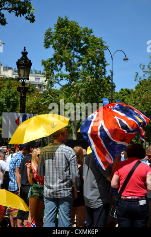 Britische Radsport-Fans warten auf der Avenue des Champs-Élysées, Paris einen britischen Sieg bei der Tour de France 2012 erwarten. Stockfoto