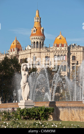 Barcelonas zentralen Placa de Catalunya Statue und Brunnen mit Casa Rocamora im Hintergrund Stockfoto