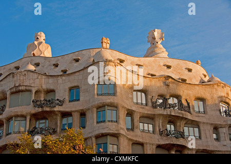 Antoni Gaudi Skulptur (Kamine) am Dach des La Pedrera-Museum in Barcelona Stockfoto