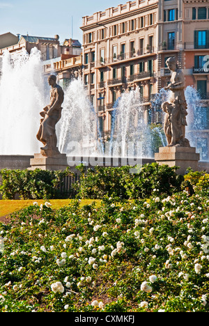 Barcelonas zentralen Placa de Catalunya Statuen und Brunnen Stockfoto