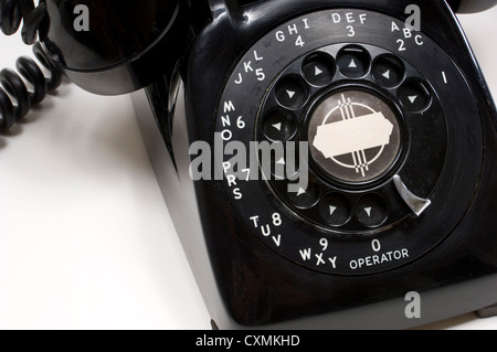 Vintage schwarze Tischtelefon auf weißem Hintergrund Stockfoto