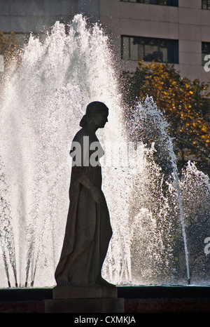 Barcelonas zentralen Placa de Catalunya Silhouette Statue und Brunnen Stockfoto