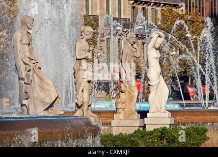 Barcelonas zentralen Placa de Catalunya Statuen und Brunnen Stockfoto