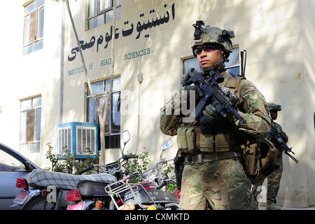 Ein US-Army National Guardmen sorgt für Sicherheit während einer Mission 29. September 2012 in Farah Stadt, Afghanistan. Stockfoto