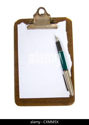 Alten Clip Board mit Papier und einen Stift auf leeren weißen Hintergrund Kopie hinzufügen Stockfoto