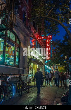 New York City, NY, USA, Menschen zu Fuß, Straßenszenen, Einkaufen in Greenwich Village, Alte Drogerie, Apotheke Neon Schild bei Nacht, Stadtwandern Stockfoto