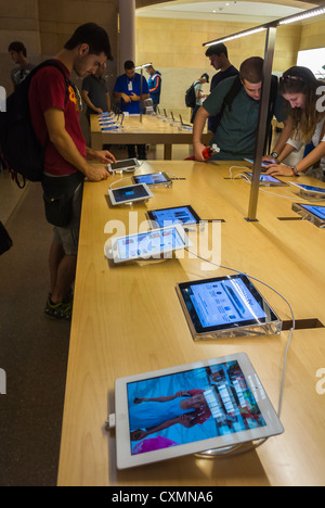 New York, NY, USA, Apple Store, American Teens an der Neue Ipad Tabletten suchen, in der Grand Central Station, Gebäude, Apple showroom Stockfoto