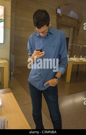 New York, NY, USA, Touristen besuchen Apple Store, schauen sich das neue iPhone Smart Phone an, im Grand Central Station Building, Manhattan, Smartphones Abhängigkeit Stockfoto