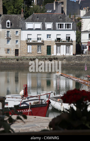 Blick über den Hafen von St. Goustin in der Altstadt von Auray im Département Morbihan Bretagne Stockfoto