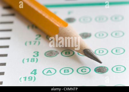 Gelbe Bleistift auf mehrere Wahl Test EDV Antwortbogen - Fokus steht der Buchstabe D in Antwort Nr. 4 Stockfoto