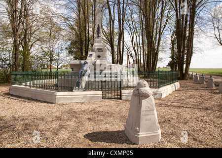 Croix Brisee auf der Confrecourt Ebene im nordfranzösischen Picardie. Ein Denkmal für die gefallenen Deutschen und französischen Truppen. Stockfoto