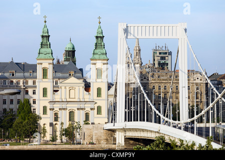 Innere Stadt Pfarrkirche und die Elizabeth Bridge in Budapest, Ungarn. Stockfoto