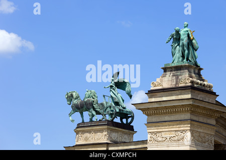 Millennium Denkmal auf dem Heldenplatz in Budapest, Ungarn mit Statuen symbolisiert den Frieden, Wissen und Herrlichkeit. Stockfoto