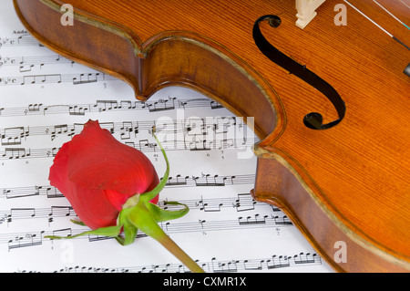 Eine Violine eine einzelne rote Rose und Noten, Bild von der Schönheit der Musik und Kunst Stockfoto