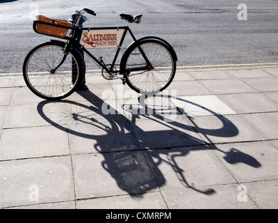 Ein altes altmodische "Handel" Fahrrad früher für Lieferungen jetzt fördert ein Bioladen Stockfoto