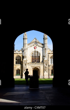 Blick durch den Bogen vom Haupttor in Richtung Corpus Christi College und Kapelle, Cambridge, England, UK Stockfoto