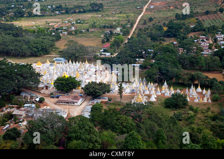 Myanmar, Burma. Malerische Aussicht auf Stupas von Shwe Oo Min Pagode in Pindaya, Shan-Staat. Stockfoto