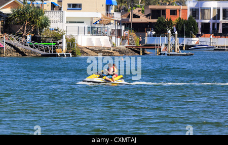 Paar auf Jet-Ski touring Nerang river Stockfoto